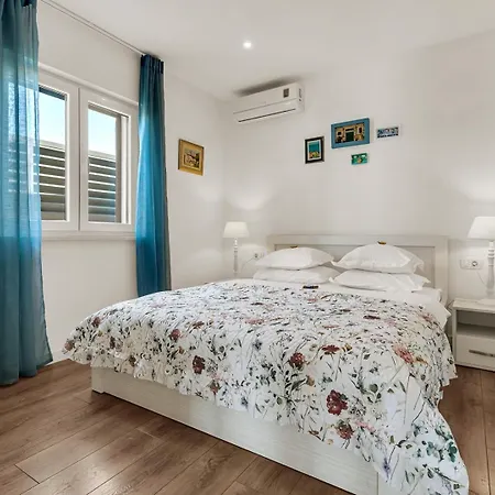 Vila Festina Lente A Luxury In Makarska, Heated Pool