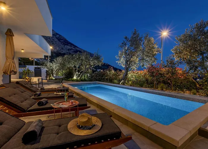 Βίλα Festina Lente A Luxury In Makarska, Heated Pool Μακάρσκα