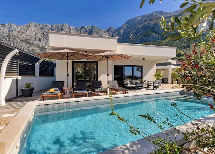 וילה Festina Lente A Luxury In Makarska, Heated Pool מאקרסקה