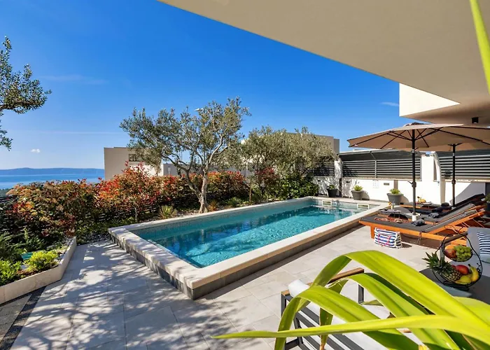 וילה Festina Lente A Luxury In Makarska, Heated Pool